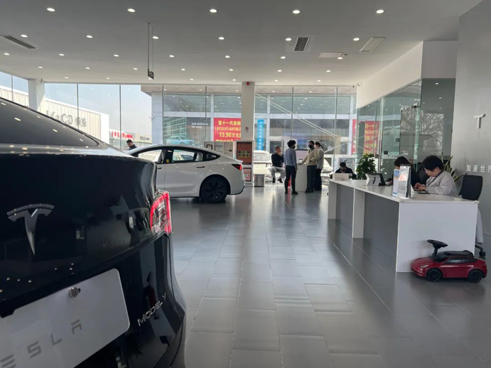 来看新Model Y的准车主们。图 / 每人Auto摄