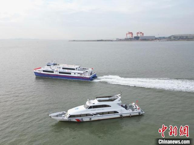 1月15日，海巡船为“钰珠湖”号护航。金峰 摄