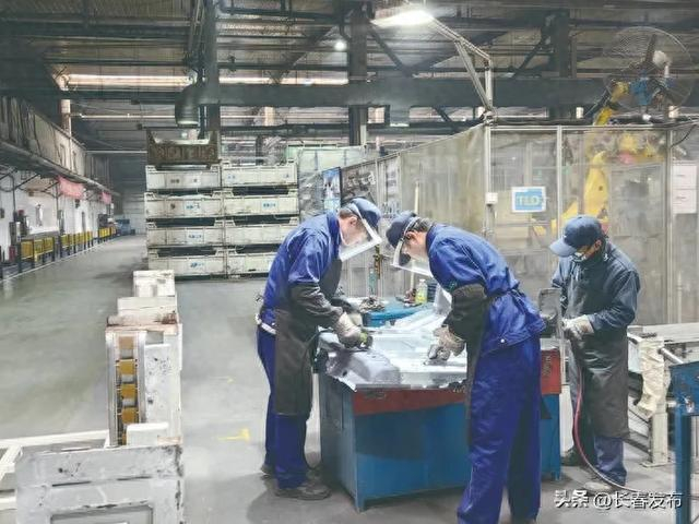 长春三友汽车部件制造有限公司生产车间一派繁忙景象。