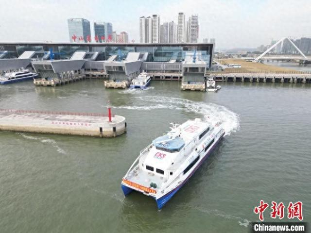 1月15日，“钰珠湖”号高速客船驶离码头开往澳门。金峰 摄