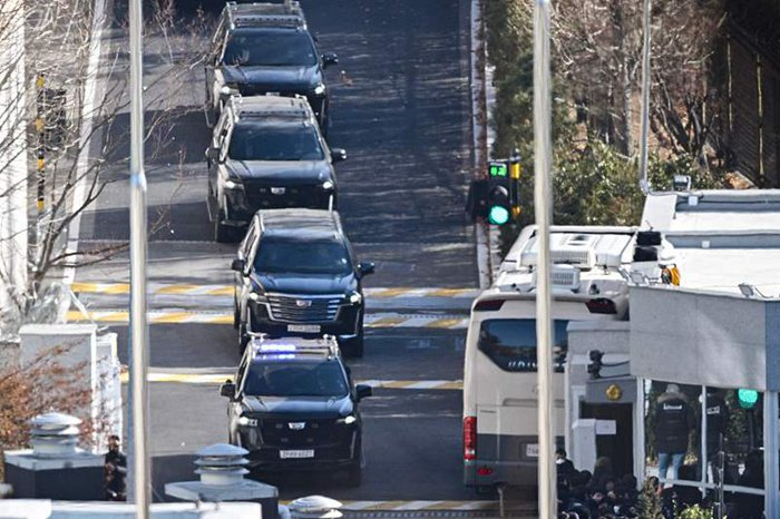 2025年1月15日，韩国首尔，一辆被认为载有被弹劾总统尹锡悦的护送车队离开其住所。图片来源：视觉中国