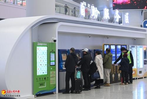 　　乌鲁木齐站候车大厅，优化旅客出行环境新举措新建的自助服务区功能更加多样性。（ 1月14日摄）记者陈岩摄