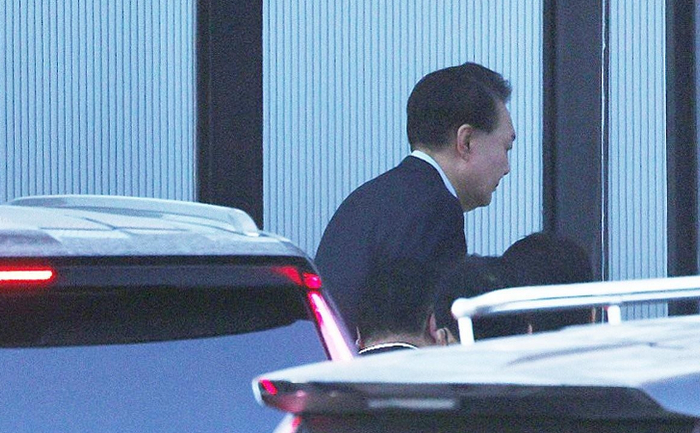 ▲被捕总统尹锡悦抵达公调处。图源央视新闻