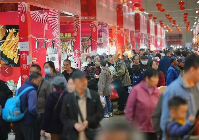 滇池国际会展中心年货展销会现场人头攒动