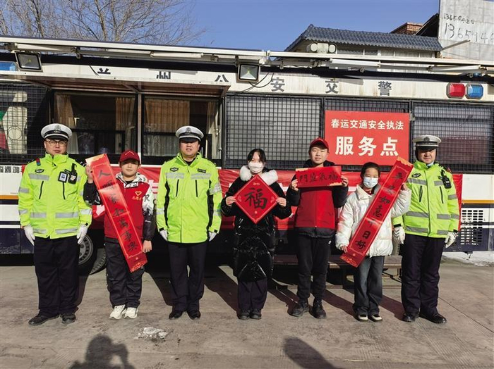     兰州交警向广大市民送上新春祝福