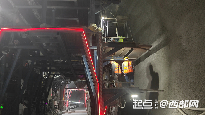 工人在秦岭太兴山隧道三号斜井施工作业 为铺设无渣轨道做准备