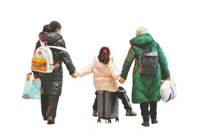 　　一家三口手牵手奔向春运旅途。四川日报全媒体记者 华小峰 摄