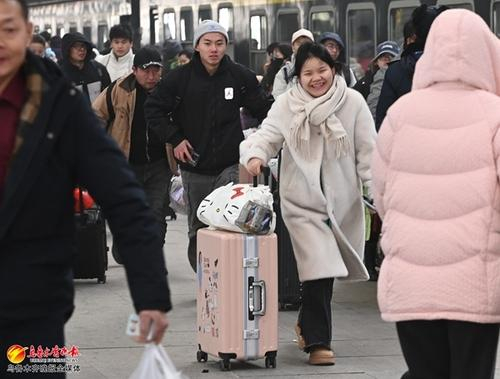 　　1月14日，在乌鲁木齐站站台，旅客准备乘坐乌鲁木齐开往重庆西的T380次列车出行。记者陈岩摄