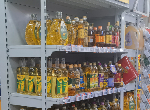图为超市货架上摆放的小包装食用油。