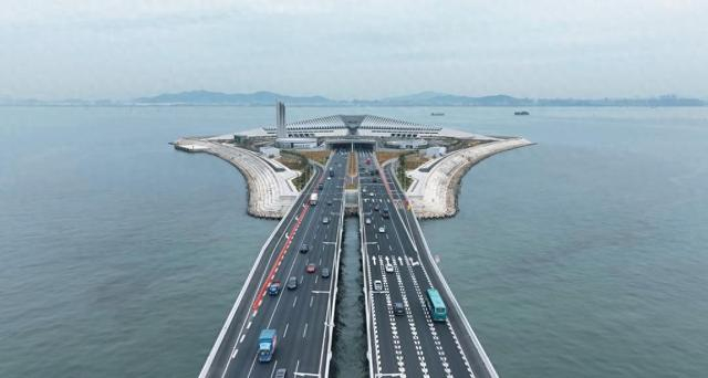 1月14日，深中通道上正在来往的车辆。（深中通道管理中心供图）