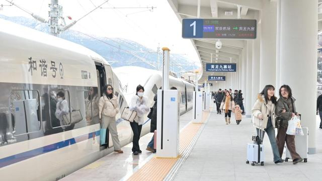 春运首日，C5753次列车到达川青铁路黄龙九寨站。 新华社发（黄元勋 摄）