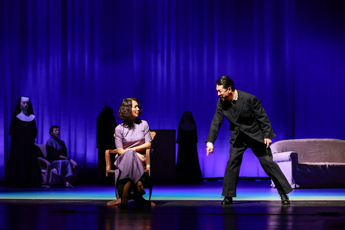 苗驰（右）饰演周萍