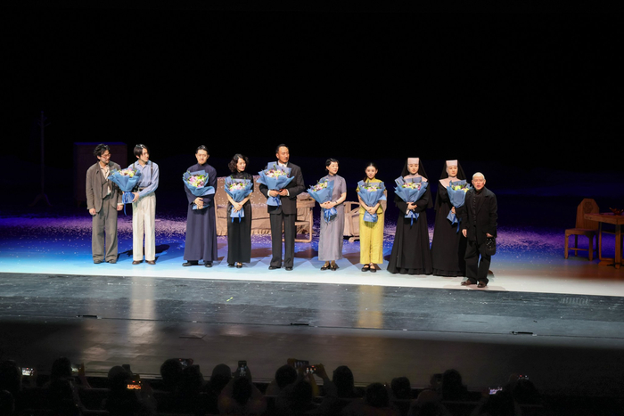 李六乙导演（右一）登台感谢观众