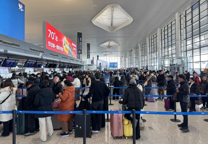 旅客正在宁波机场T2航站楼值机