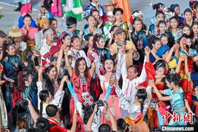 2024年11月26日，第十二届全国少数民族传统体育运动会民族大联欢活动在海南省三亚市举行。 中新社记者 骆云飞 摄