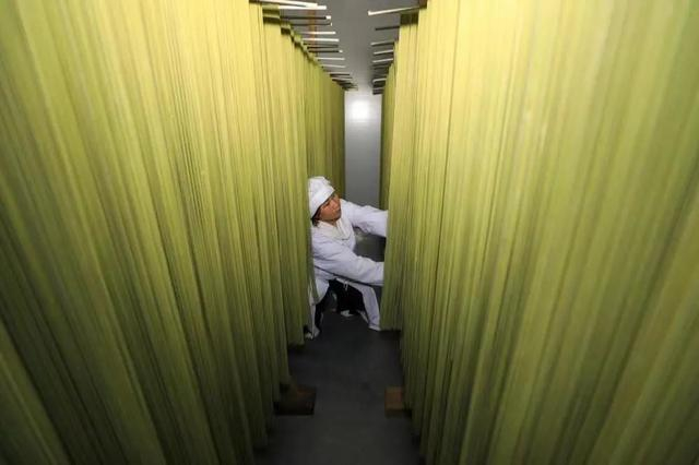 工人在江口县双江街道一家食品加工企业烘烤抹茶面条。新华每日电讯记者李鹤 摄