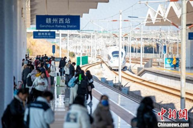 图为江西赣州西站，旅客在站台上候车。邹阳 摄