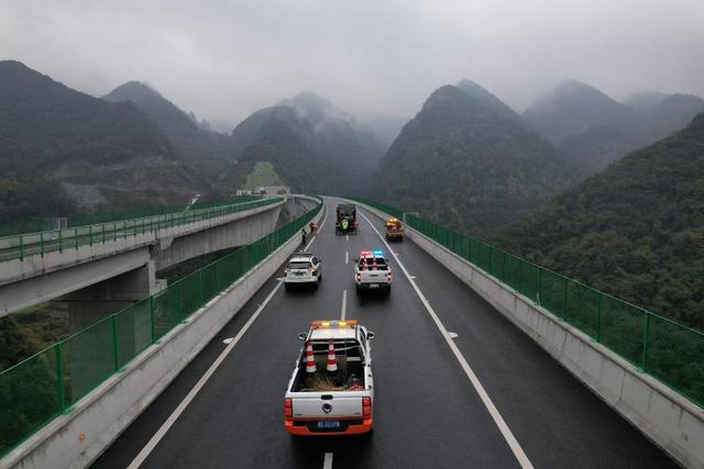近日，贵州金仁桐高速上进行抗凝除冻演练。（贵州金仁桐高速公路发展有限公司供图）