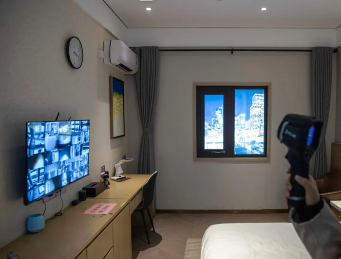 ▲工作人员模拟检查偷拍摄像头。  图/IC photo