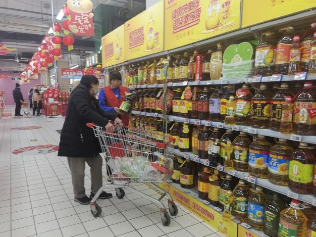 图为工作人员向消费者介绍食用油。