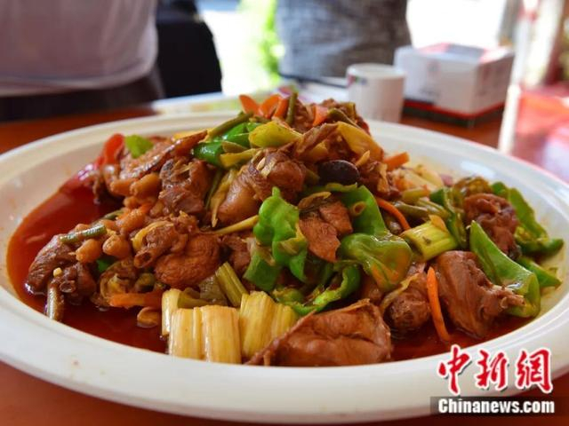 大盘鸡。沙湾市融媒体中心供图