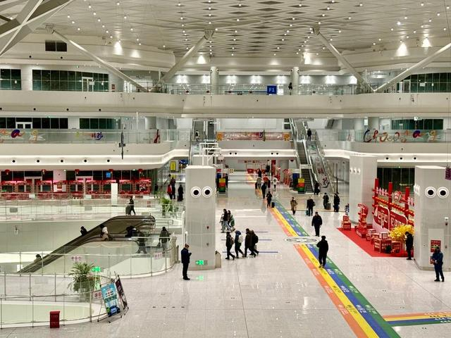 1月15日，北京朝阳站内，春运客流井然有序，铁路乘客便捷换乘地铁。 新华社记者 张骁 摄