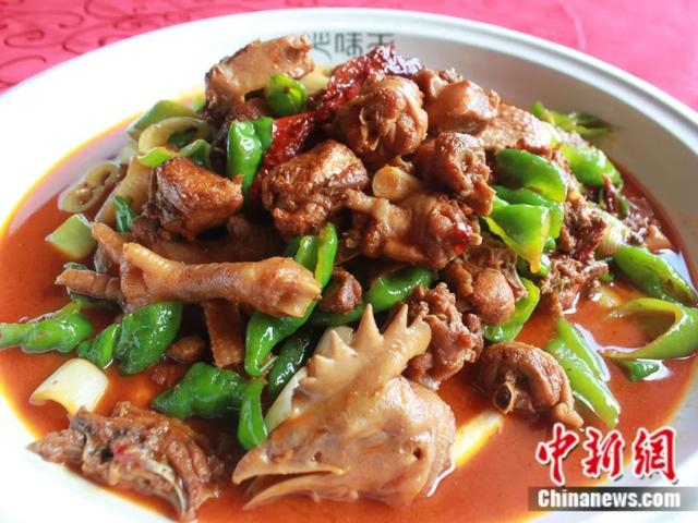 不加土豆的大盘鸡。沙湾市融媒体中心供图