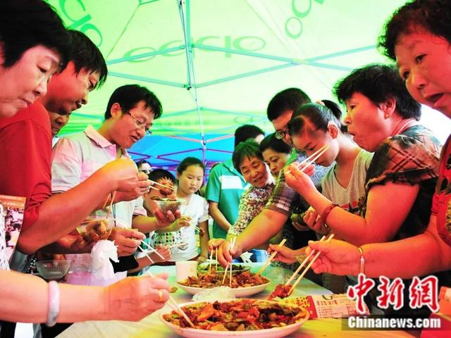 美食节上食客必吃一道美食新疆大盘鸡。沙湾市融媒体中心供图