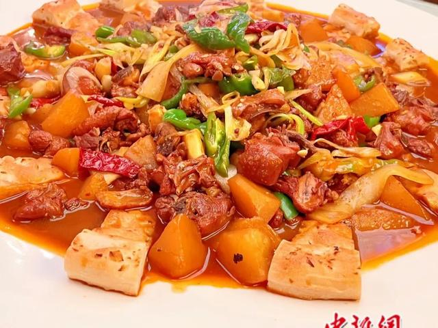 大盘鸡配馕饼。马倩妮 摄