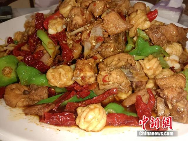 大盘鸡配小花卷。沙湾市融媒体中心供图