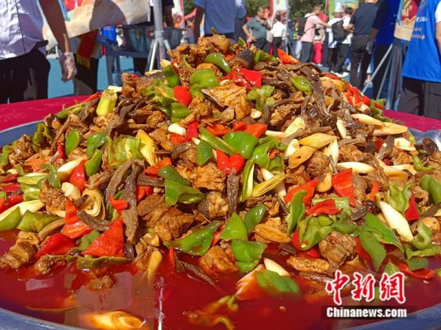 大盘鸡配野蘑菇。沙湾市融媒体中心供图