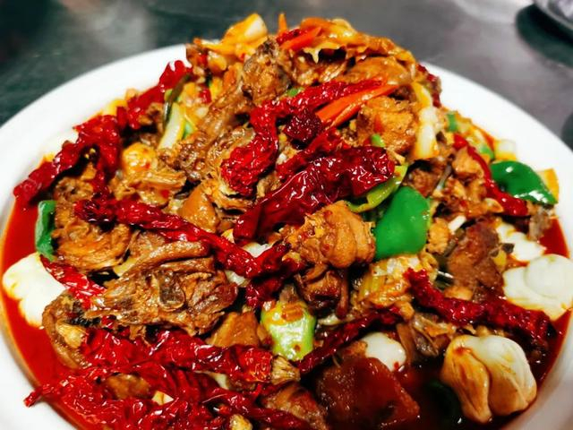 加入新疆地产辣椒，爆炒大盘鸡。沙湾市融媒体中心供图
