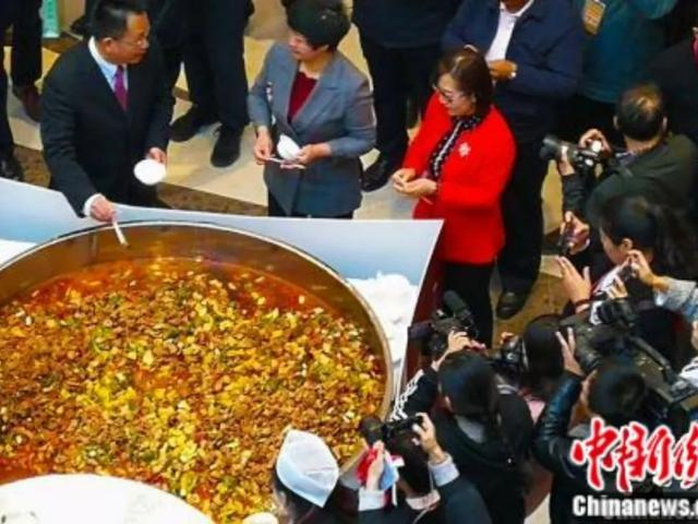 大盘鸡成为美食节一大亮点。王小军 摄