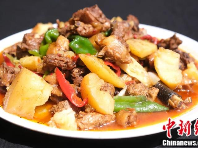 传统大盘鸡配土豆。沙湾市融媒体中心供图