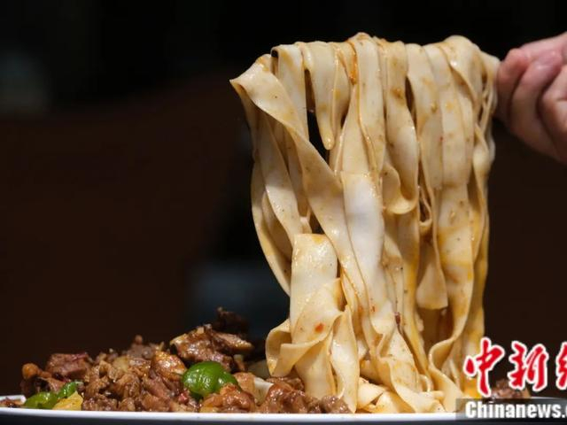 大盘鸡配皮带面。沙湾市融媒体中心供图