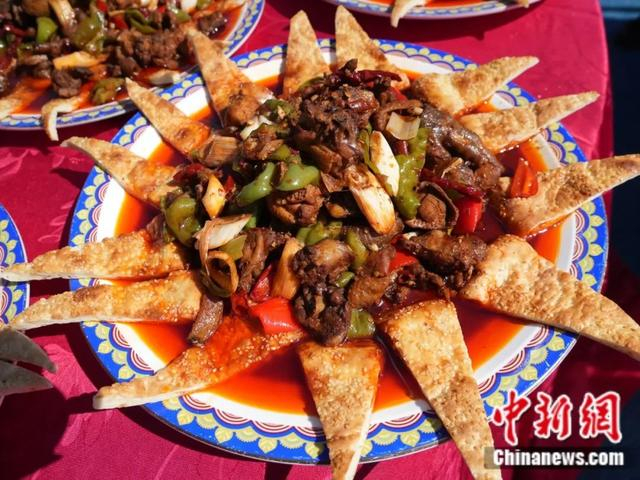 大盘鸡配新疆馕饼。沙湾市融媒体中心供图