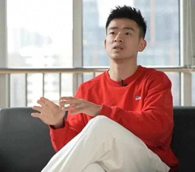 郑思维接受九派新闻采访。图/九派新闻