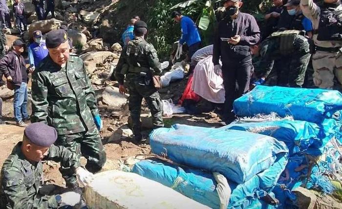 泰国士兵在查看缴获的毒品（新加坡《联合早报》网站）