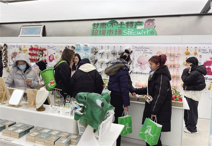     市民在超市采购年货