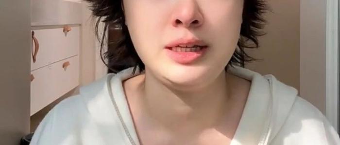 女星哽咽自曝：二胎没了，脑中长了“定时炸弹”
