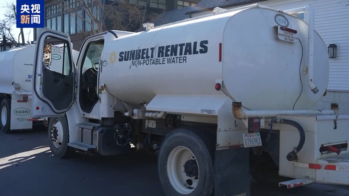 现场停放的私人租赁的水车，每一辆装有12吨左右的水。