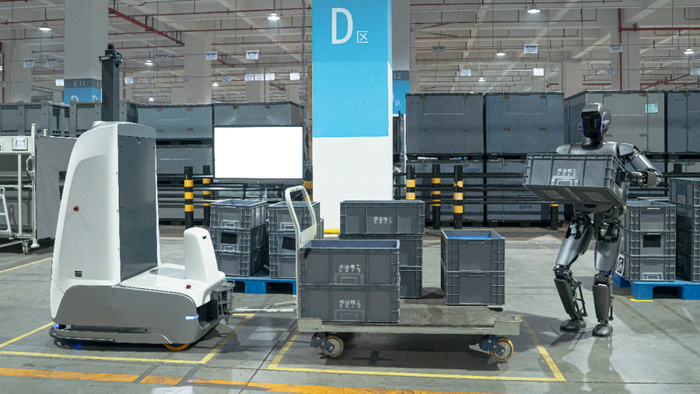 优必选工业人形机器人Walker S1在比亚迪汽车工厂实训