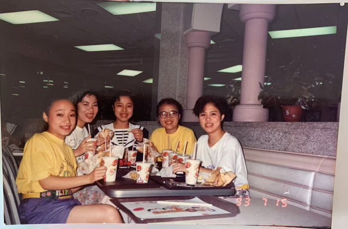 1993年夏天，上海少女合唱团在北京演出结束后，第一次吃麦当劳。