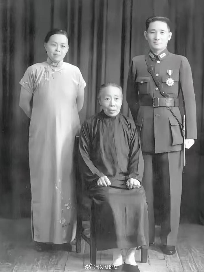 这是1936年张治中和妻子洪希厚、岳母的合影