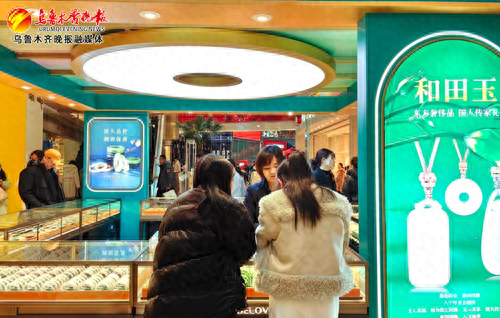 　　“春醒年货购物潮”活动火热进行中，乌鲁木齐各大商场引入和打造更多地道爆款年货，提升用户购买体验。记者郭玲摄