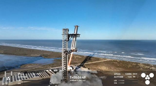 发射塔上的“筷子”巨型机械臂成功捕获“超重”助推器。 SpaceX视频截图 