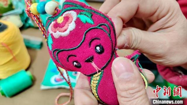 1月17日，甘肃庆阳市，绣娘绣制香包。盘小美 摄