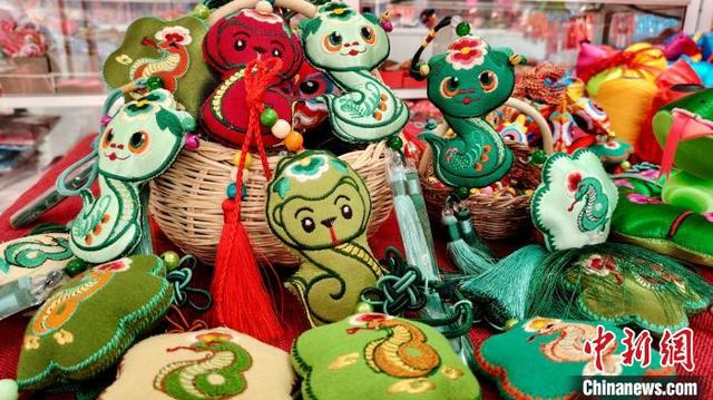 1月17日，甘肃庆阳市，蛇元素香包。盘小美 摄