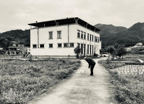 石虎在摩诘草堂外 2023年4月 澎湃新闻 图