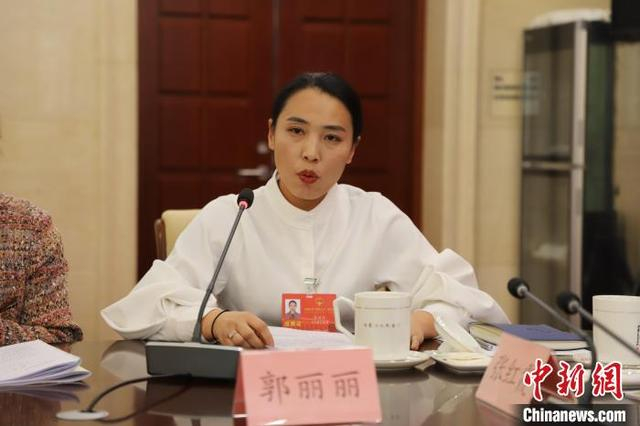 图为“80后”的内蒙古自治区人大代表郭丽丽在2025年内蒙古两会上发言。 张伟男 摄